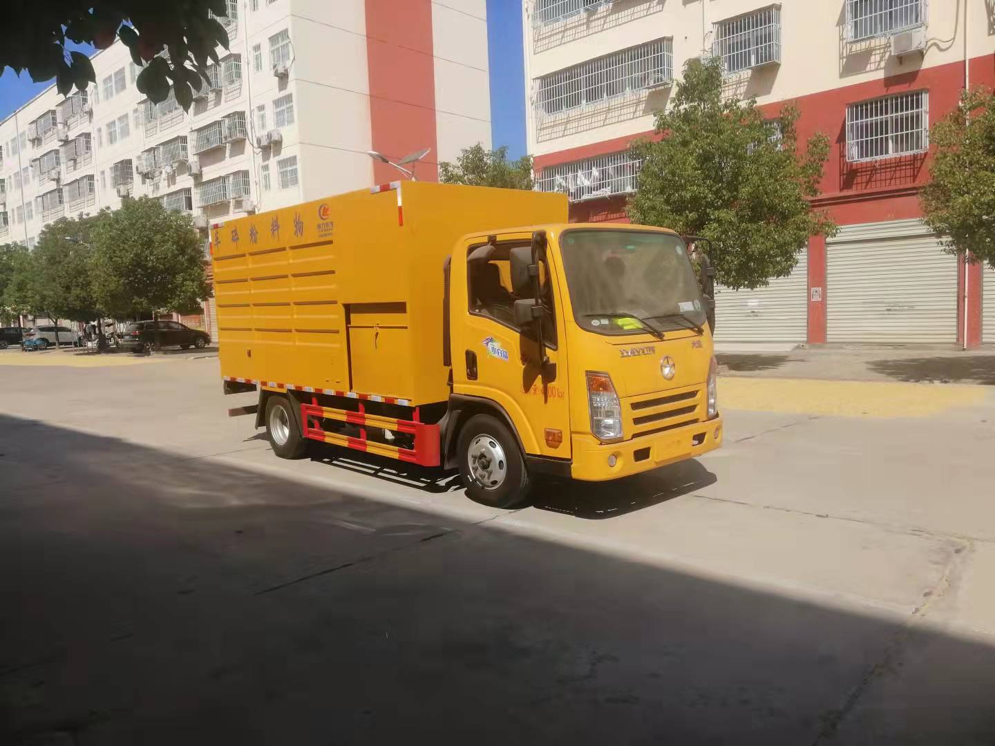 高速公路綠化帶修剪車:藍(lán)牌國(guó)六物料粉碎車